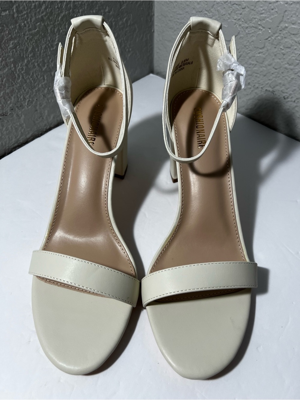 Cushionaire Kimmie Ivory Ankle Strap Block Heel Sandals Women’s Size 8.5